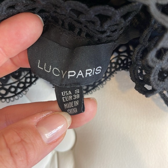 Scalloped Cut-out lace Top - Picture 6 of 8